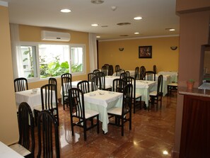 每日供应自助式早餐（每人 EUR 7）