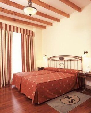 Senger med Select Comfort-madrass, safe på rommet og skrivebord