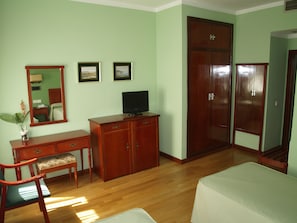 Select Comfort beds, in-room safe, desk, free cots/infant beds
