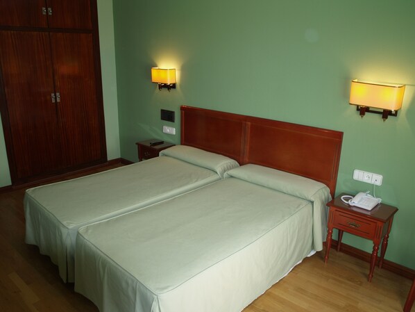 Select Comfort beds, in-room safe, desk, free cots/infant beds