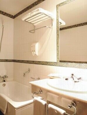 Máy sấy tóc, khăn tắm 