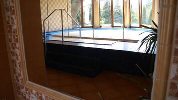 من حمّامات السباحة المغطاة، حمّام سباحة خارجي