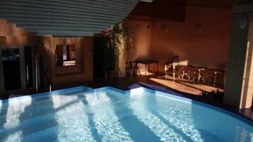 من حمّامات السباحة المغطاة، حمّام سباحة خارجي