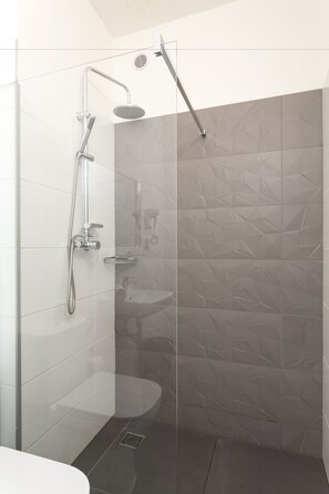 Apartamento, 1 habitación | Ducha del cuarto de baño