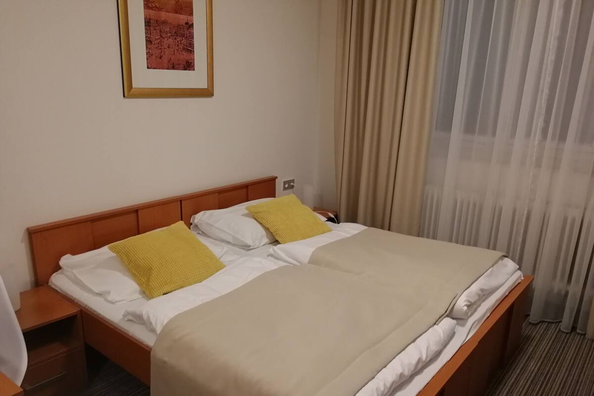 Vierpersoonskamer | Een kluis op de kamer, een strijkplank/strijkijzer, gratis wifi
