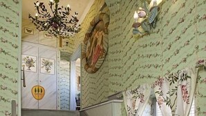 A staircase with a handrail, floral wallpaper, and a chandelier. - Residenza Horti Luculliani (Rome)