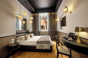 Minibar, in-room safe, individually decorated, individually furnished - Residenza Horti Luculliani (Rome)