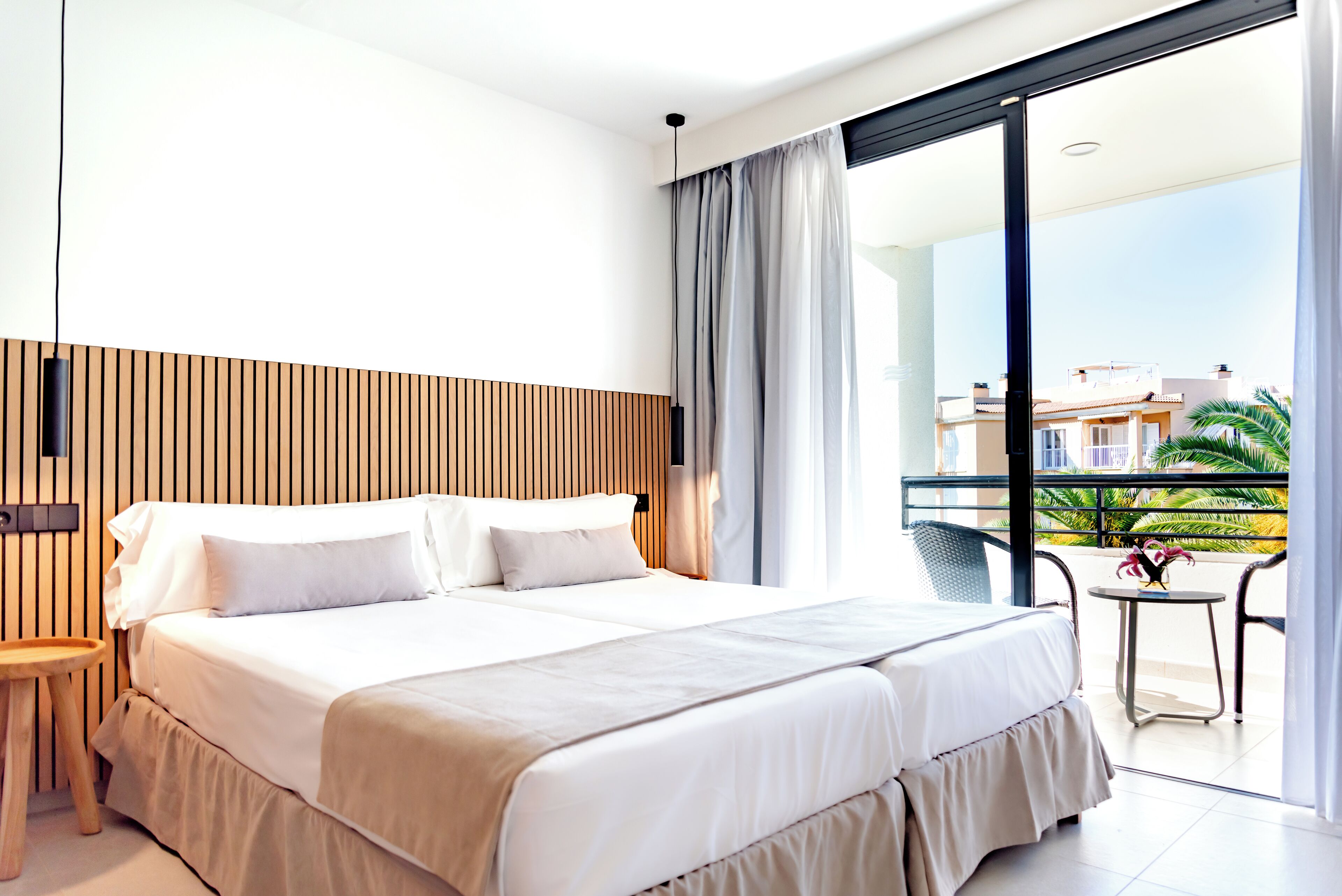 Edredons de pluma, cofres nos quartos, cortinas blackout