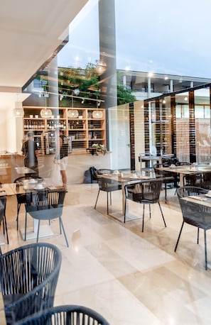 Serveert ontbijt, lunch, diner, internationale gerechten