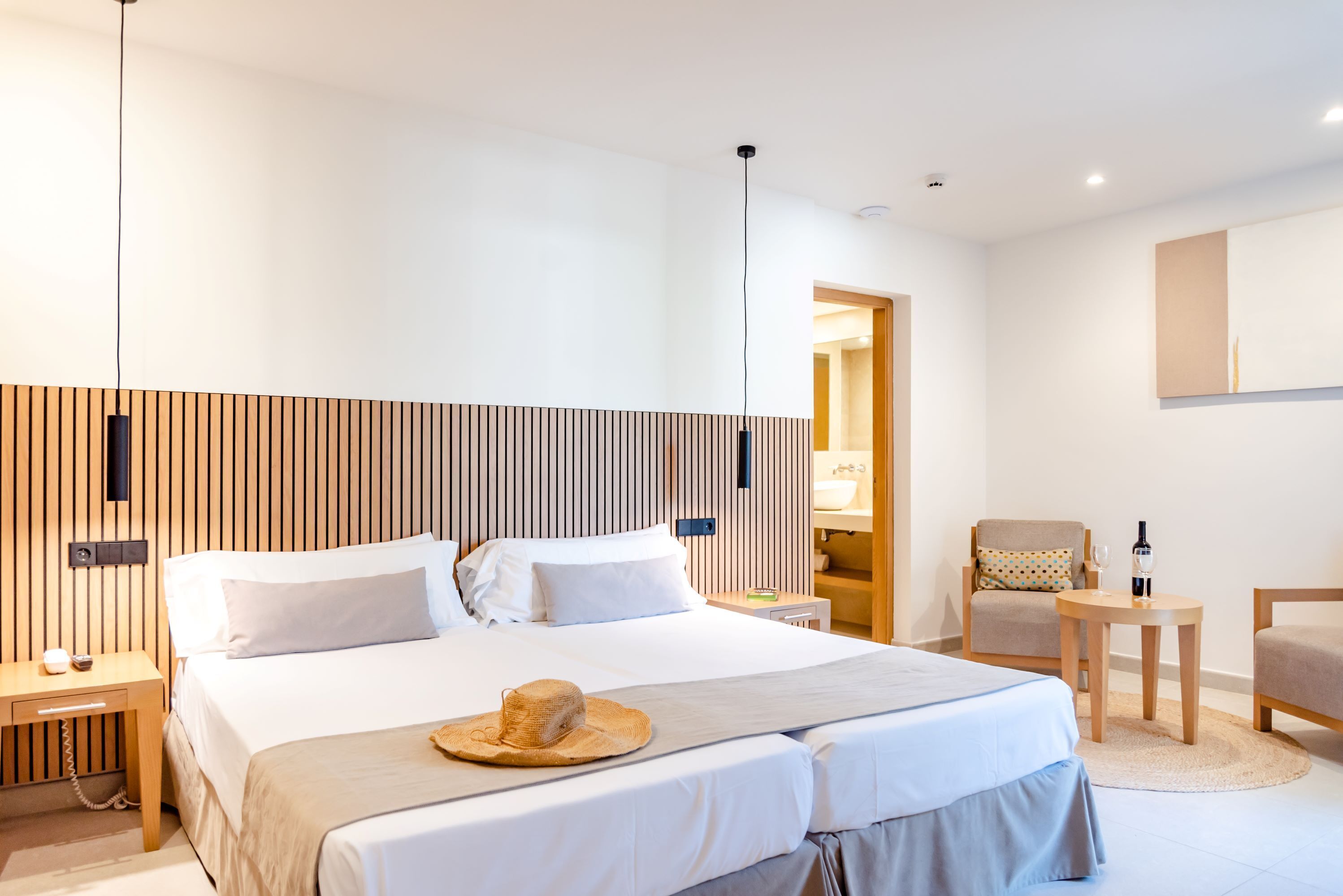 Cobrellits, caixa forta a l'habitació i cortines opaques 