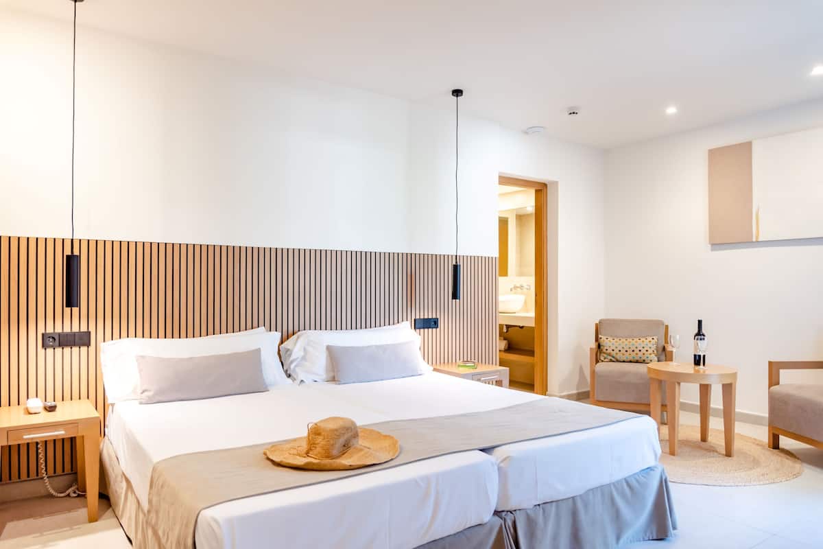 Cobrellits, caixa forta a l'habitació i cortines opaques