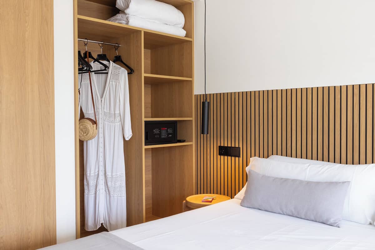 Cobrellits, caixa forta a l'habitació i cortines opaques