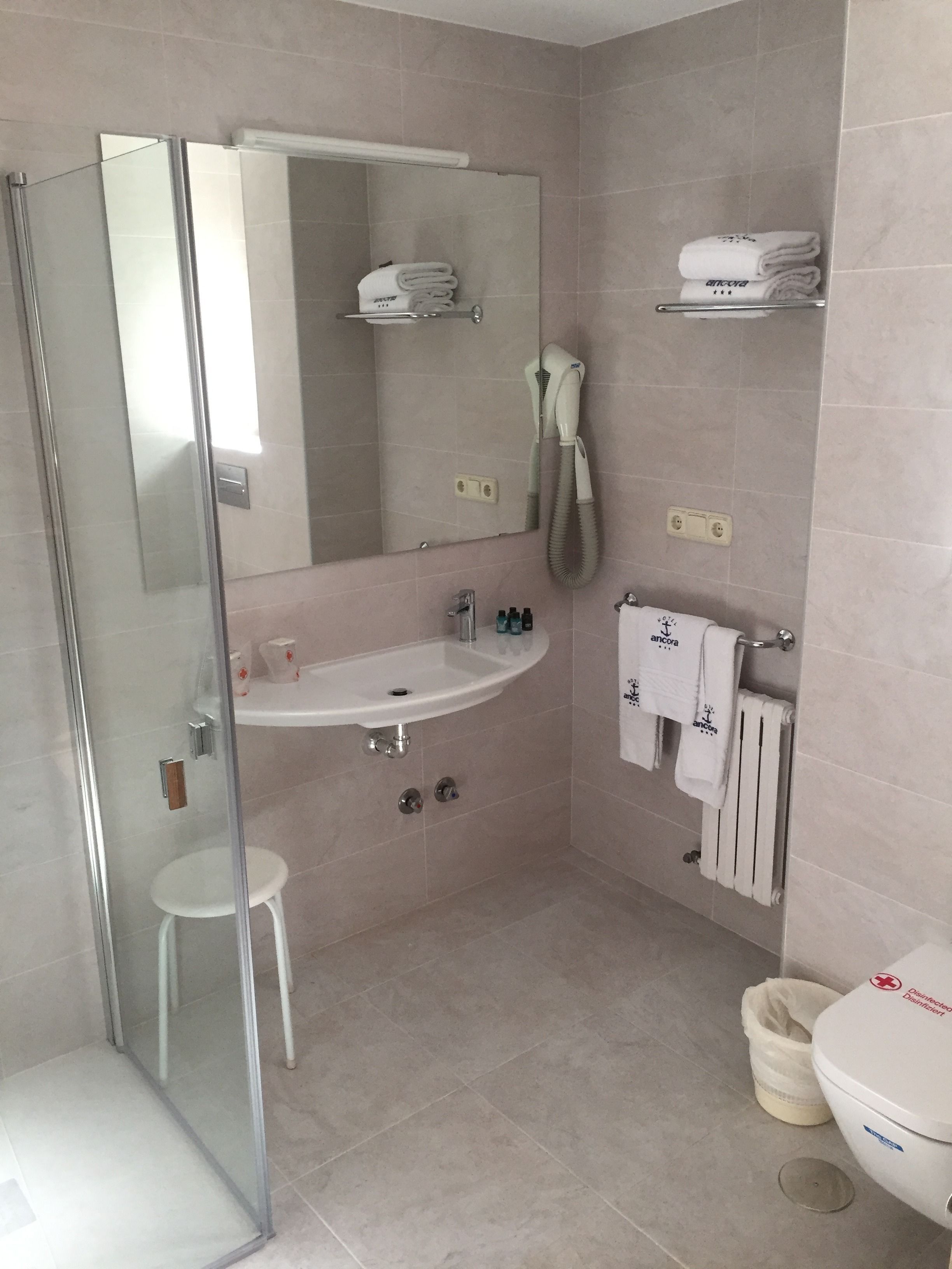 combined shower/bathtub, deep-soaking bathtub, rainfall showerhead