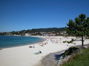 Yksityinen ranta lähistöllä, valkoista hiekkaa