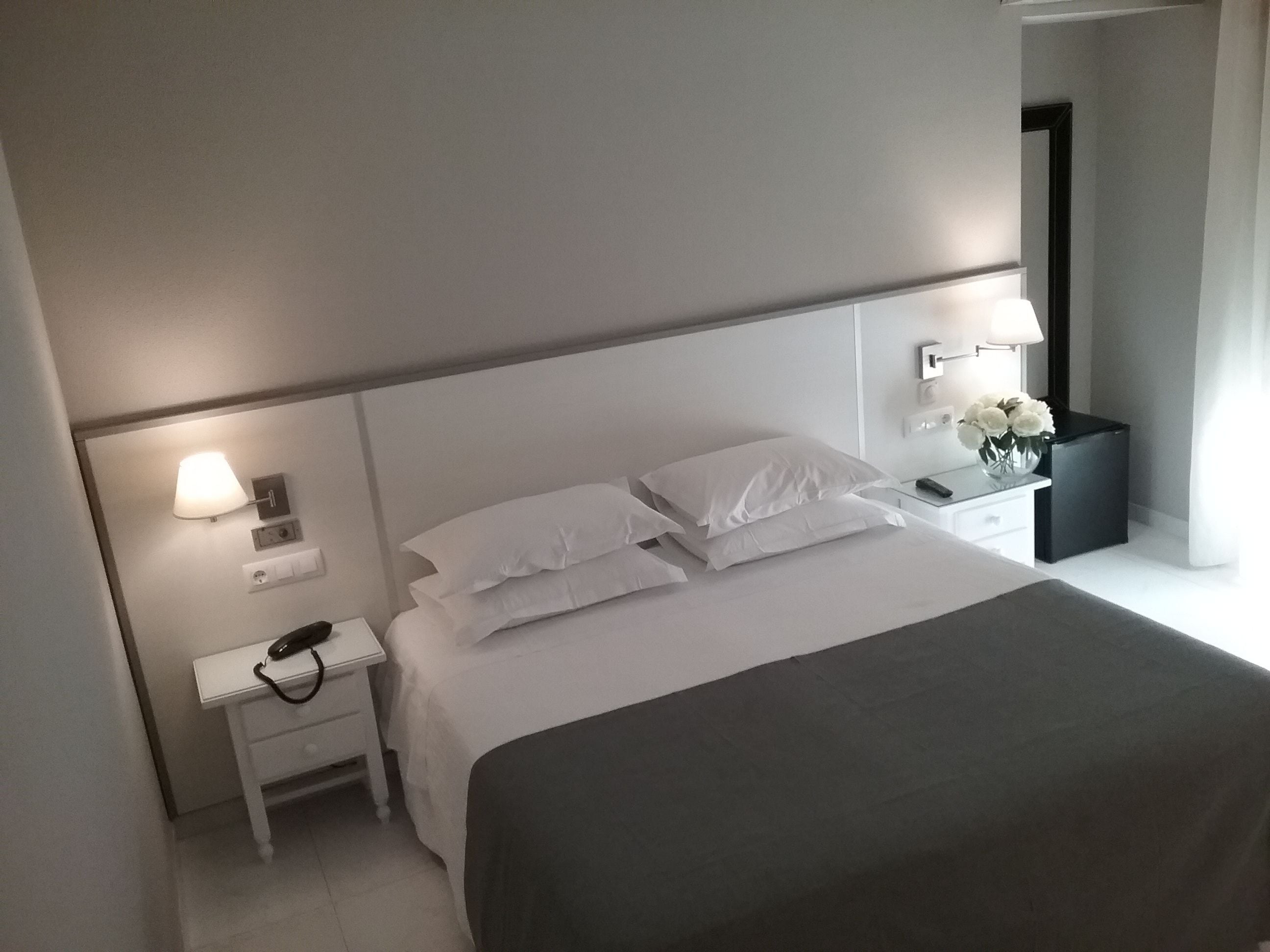 habitacion clasica doble, con terraza | memory-foam beds, minibar, in-room safe, desk