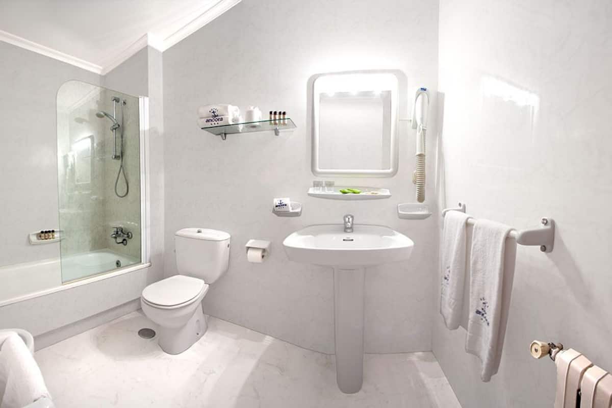 combined shower/bathtub, deep-soaking bathtub, rainfall showerhead