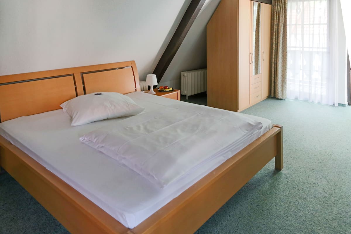 basic double room | desk, free wifi, bed sheets