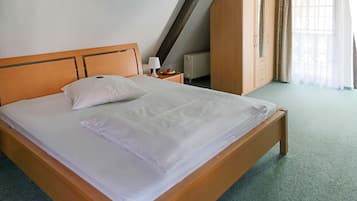 Escritorio, wifi gratis y ropa de cama