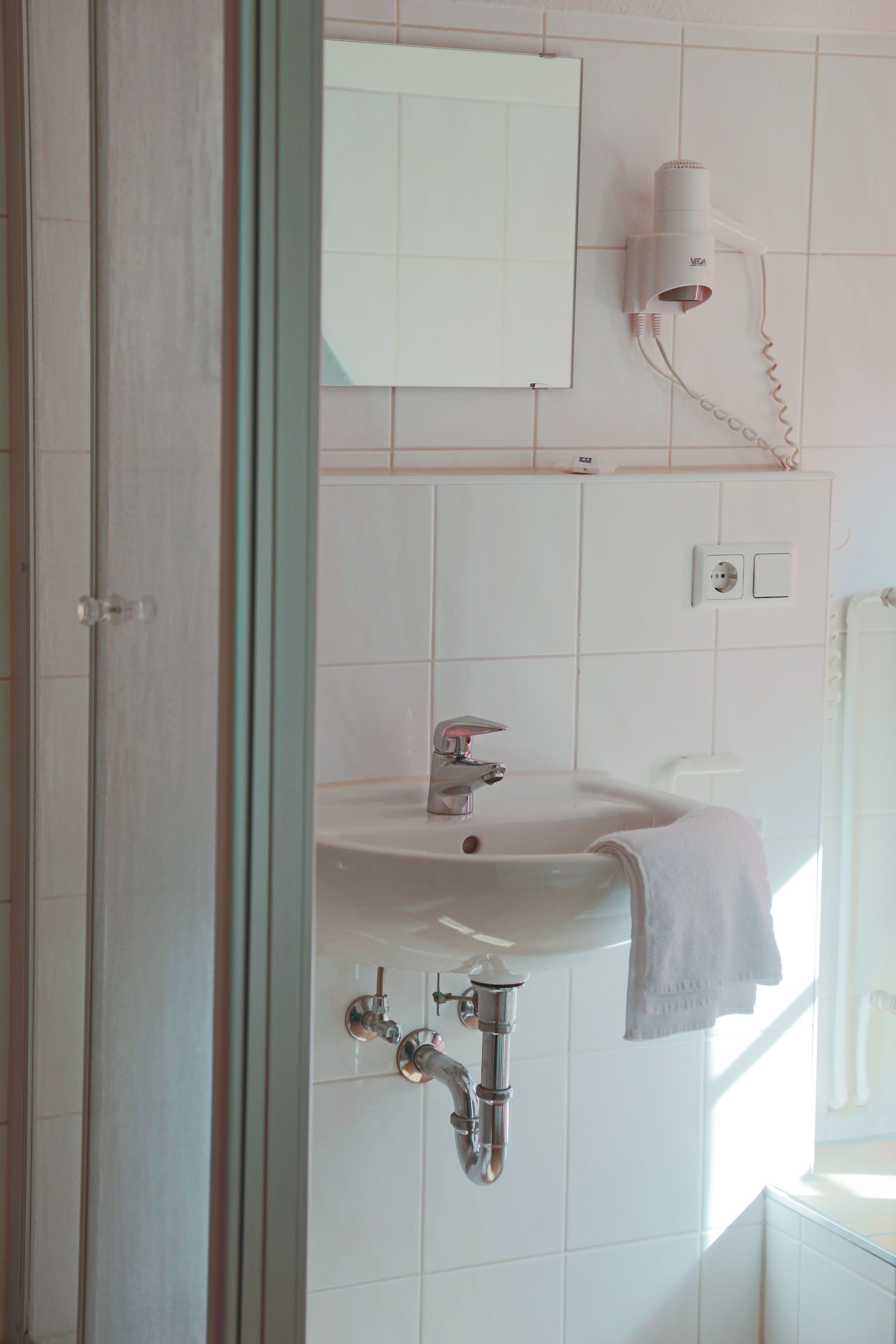 basic double room | bathroom | shower, free toiletries, hair dryer, towels