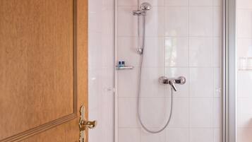 Basic-Doppelzimmer | Badezimmer | Dusche, kostenlose Toilettenartikel, Haartrockner, Handtücher