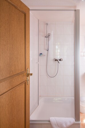 Quarto casal básico | Banheiro | Chuveiro, produtos de toalete grátis, secador de cabelo 