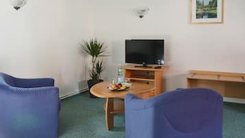 Basic Double Room | Living area | 32-inch TV with cable channels