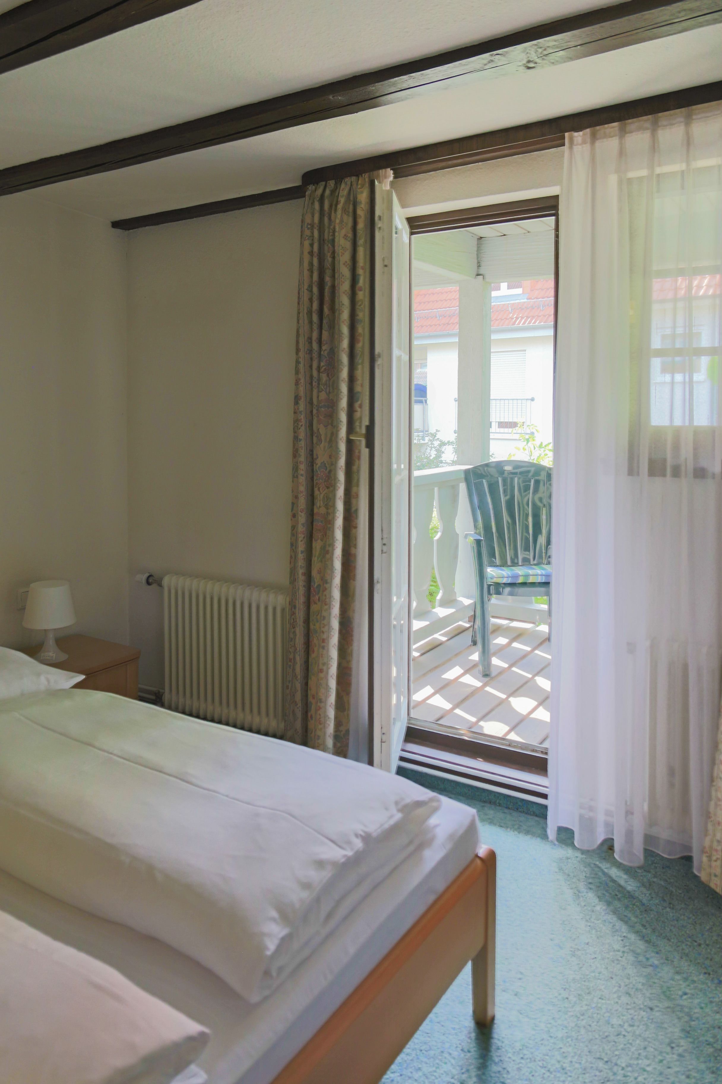 basic double room | desk, free wifi, bed sheets