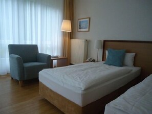 Hypo-allergenic bedding, desk, blackout drapes, free WiFi