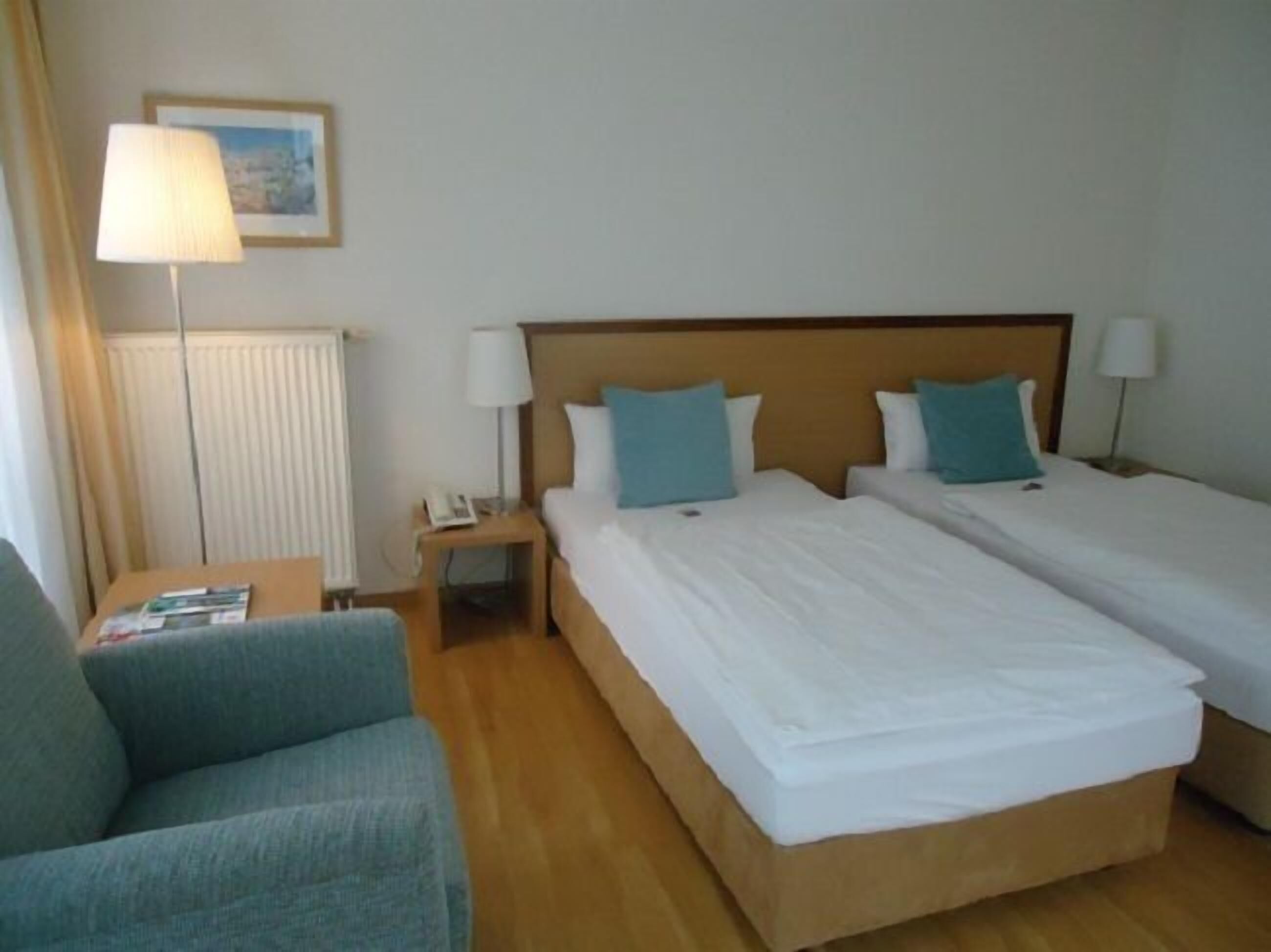 Hypo-allergenic bedding, desk, blackout curtains, free WiFi