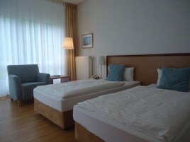 双床房 | 防过敏的被褥、办公桌、遮光窗帘、免费 WiFi