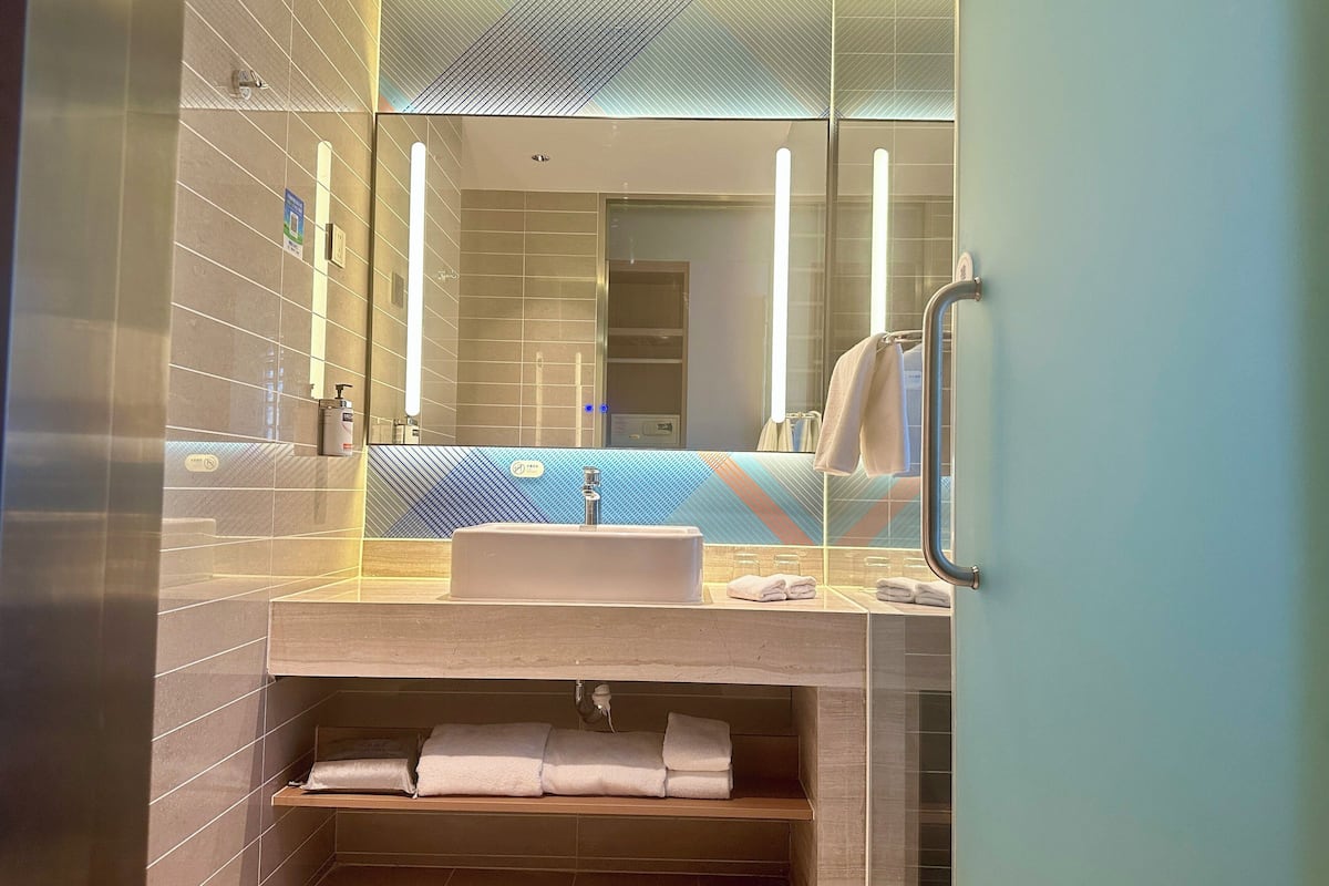 Down duvets, in-room safe, desk, blackout curtains