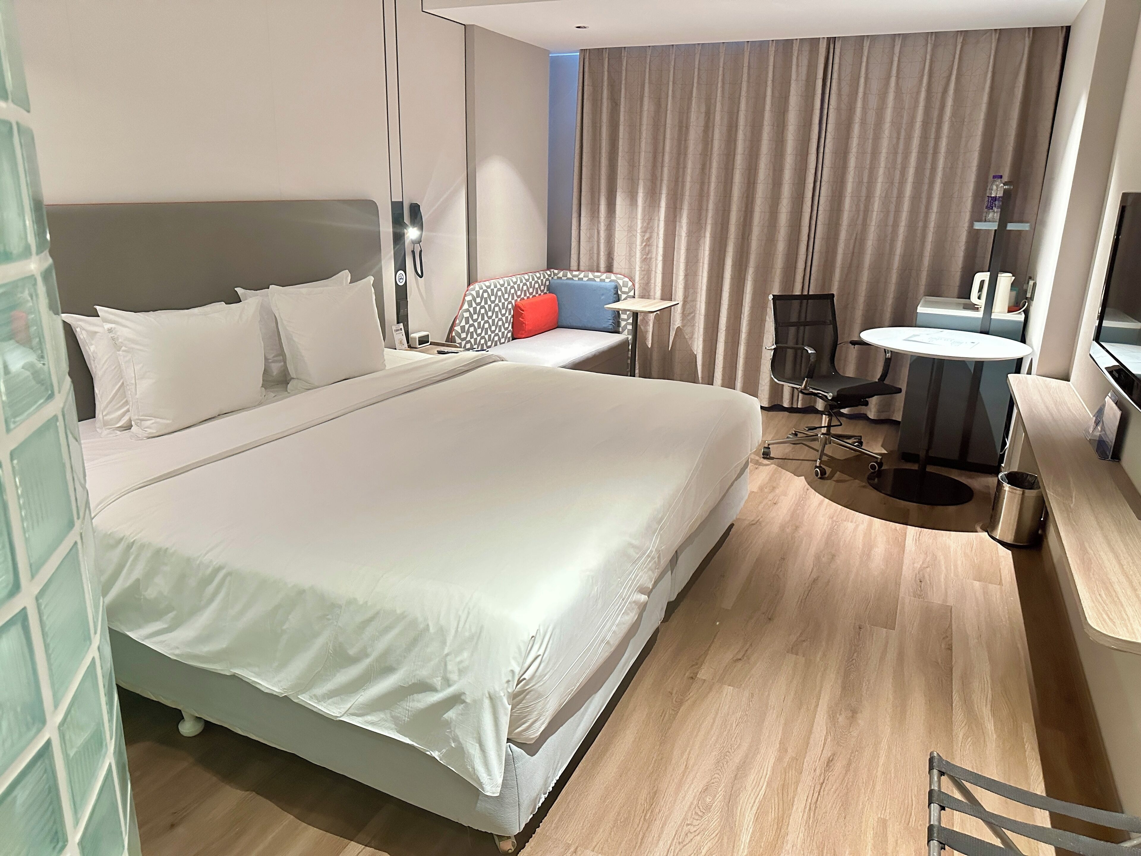 Donsdekens, een kluis op de kamer, een bureau, verduisterende gordijnen