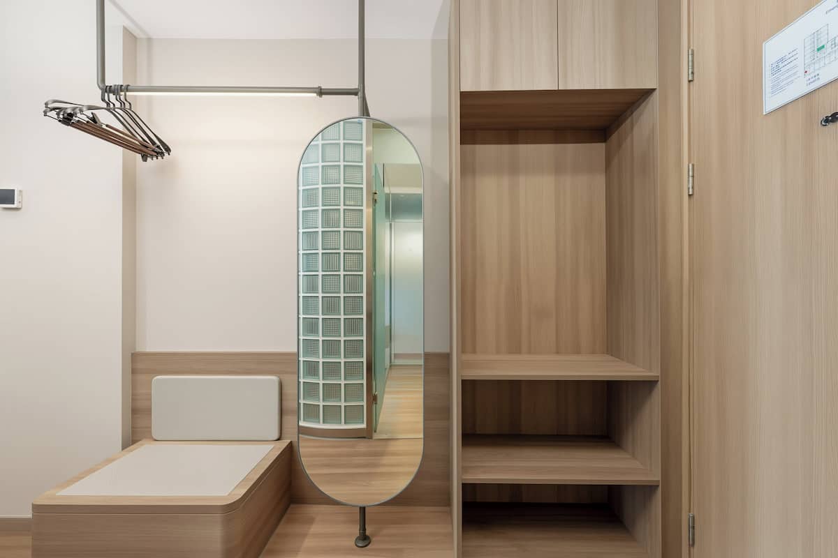 Chăn bông, két bảo mật tại phòng, bàn, màn/rèm cản sáng