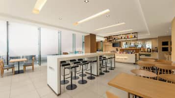 Sarapan dan makan tengah hari dihidangkan