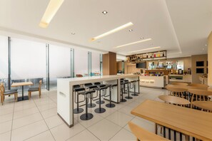 Breakfast and lunch served - Holiday Inn Express Beijing Airport Zone by IHG (Beijing)