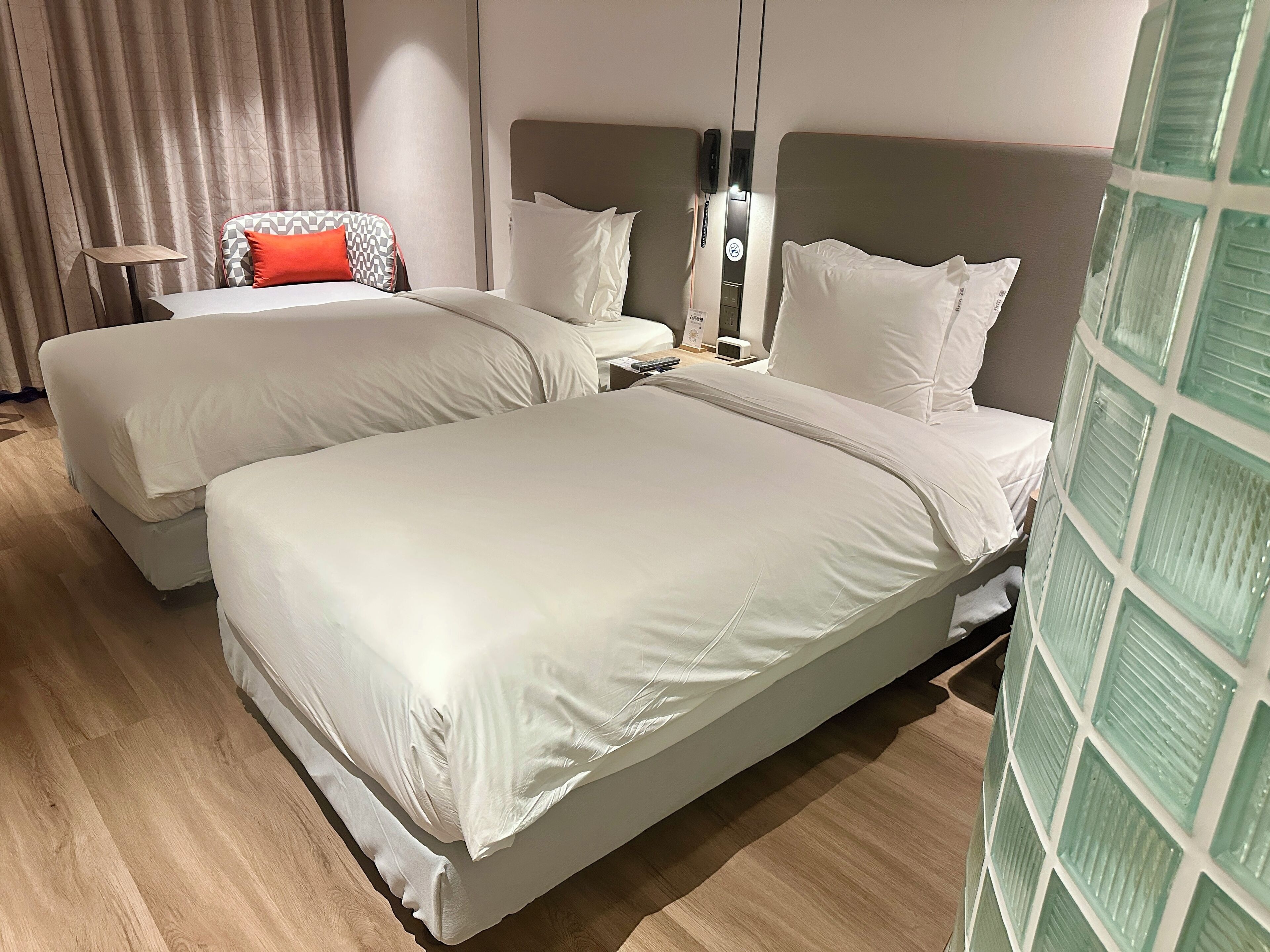 Donsdekens, een kluis op de kamer, een bureau, verduisterende gordijnen