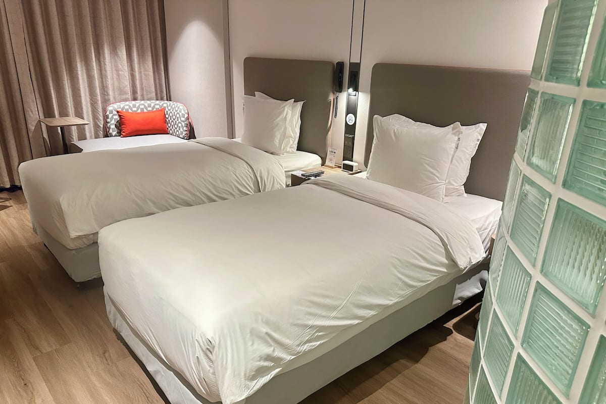 Edredons de pluma, cofres nos quartos, escrivaninha, cortinas blackout