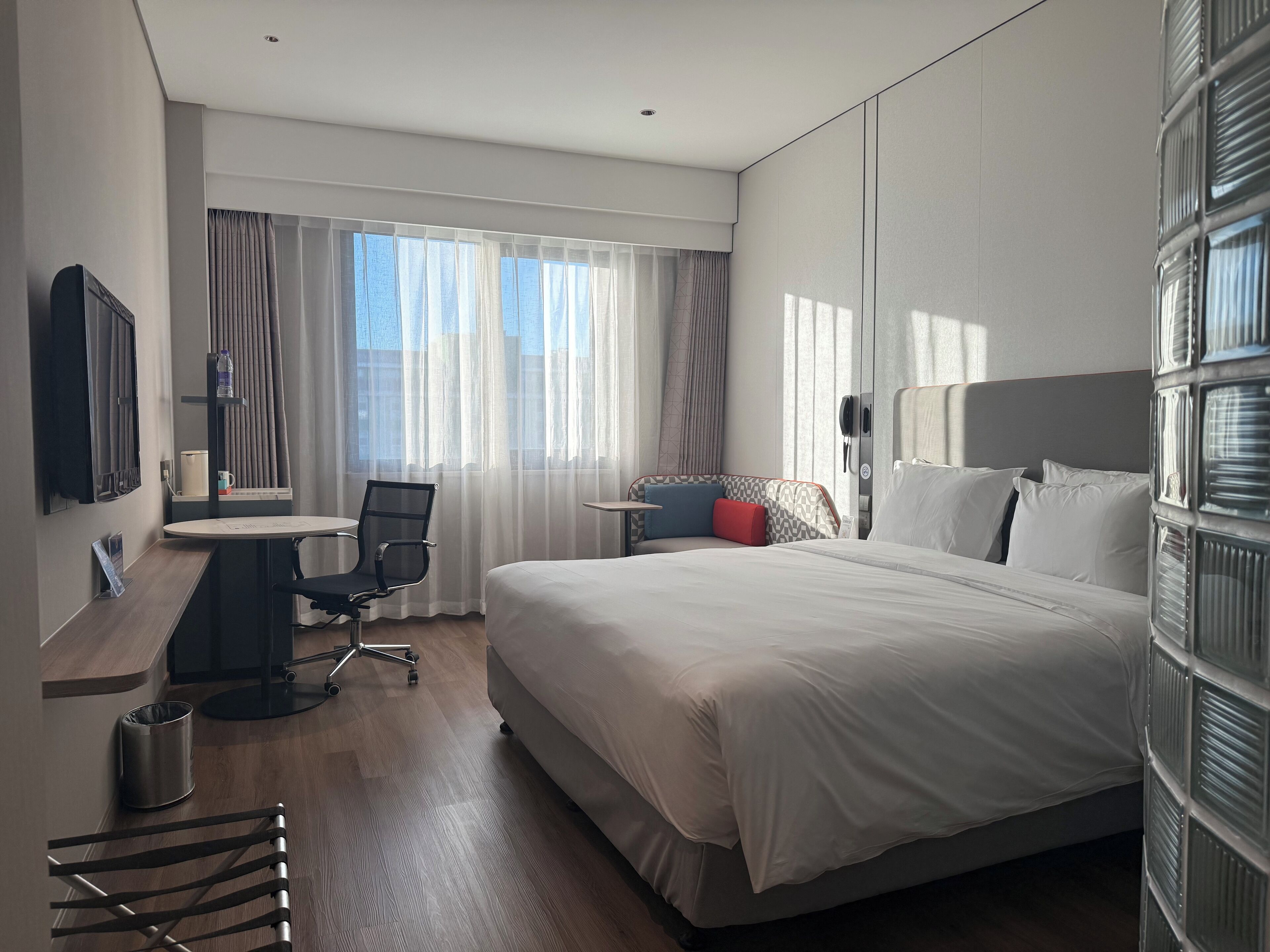 Down duvets, in-room safe, desk, blackout curtains