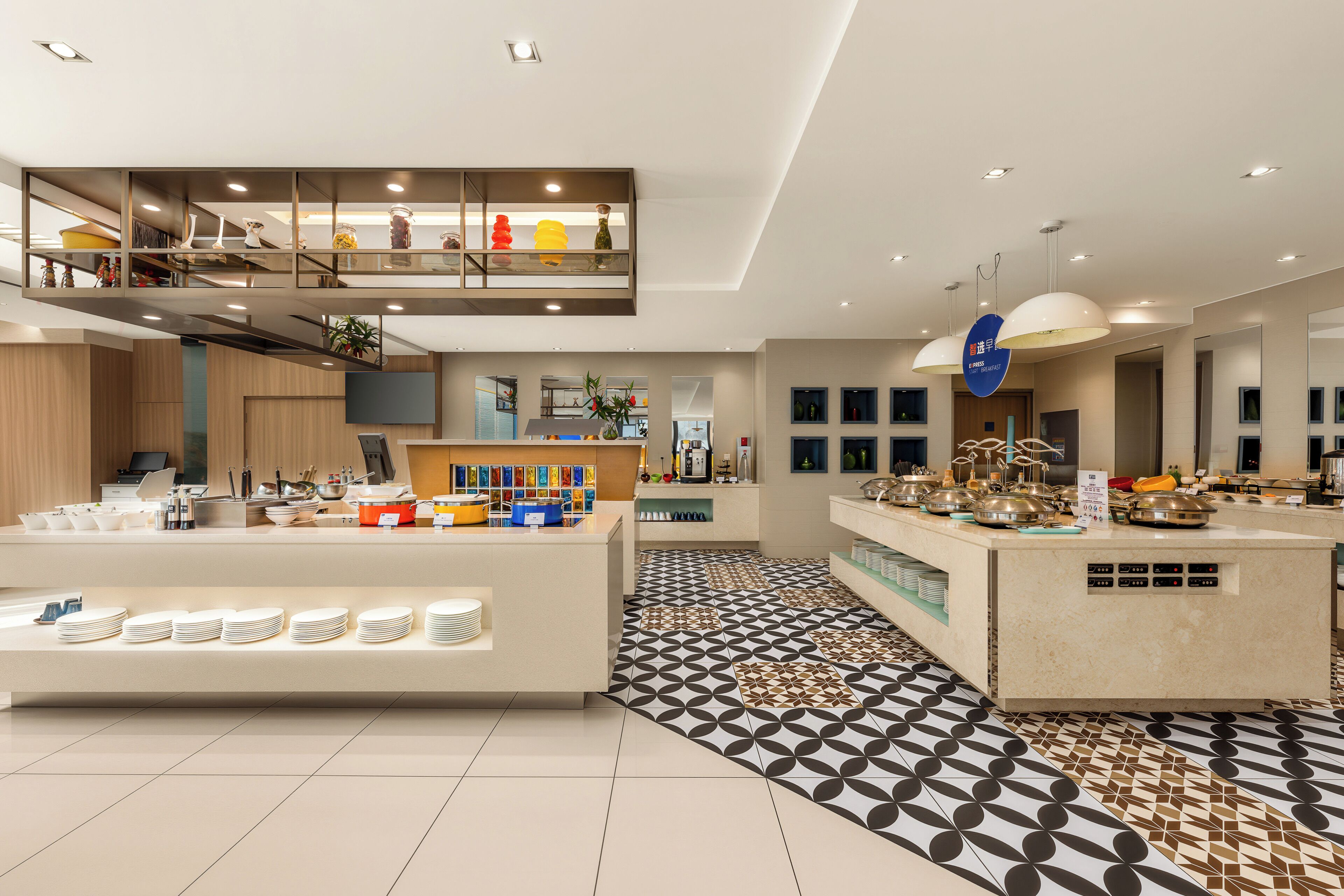 Daily buffet breakfast (CNY 58 per person)