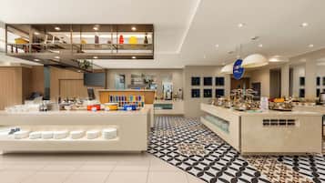 Daily buffet breakfast (CNY 58 per person)