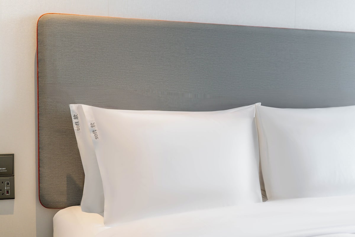 Standard Room | Down comforters, in-room safe, desk, blackout drapes