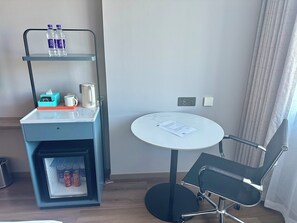 Donsdekens, een kluis op de kamer, een bureau, verduisterende gordijnen