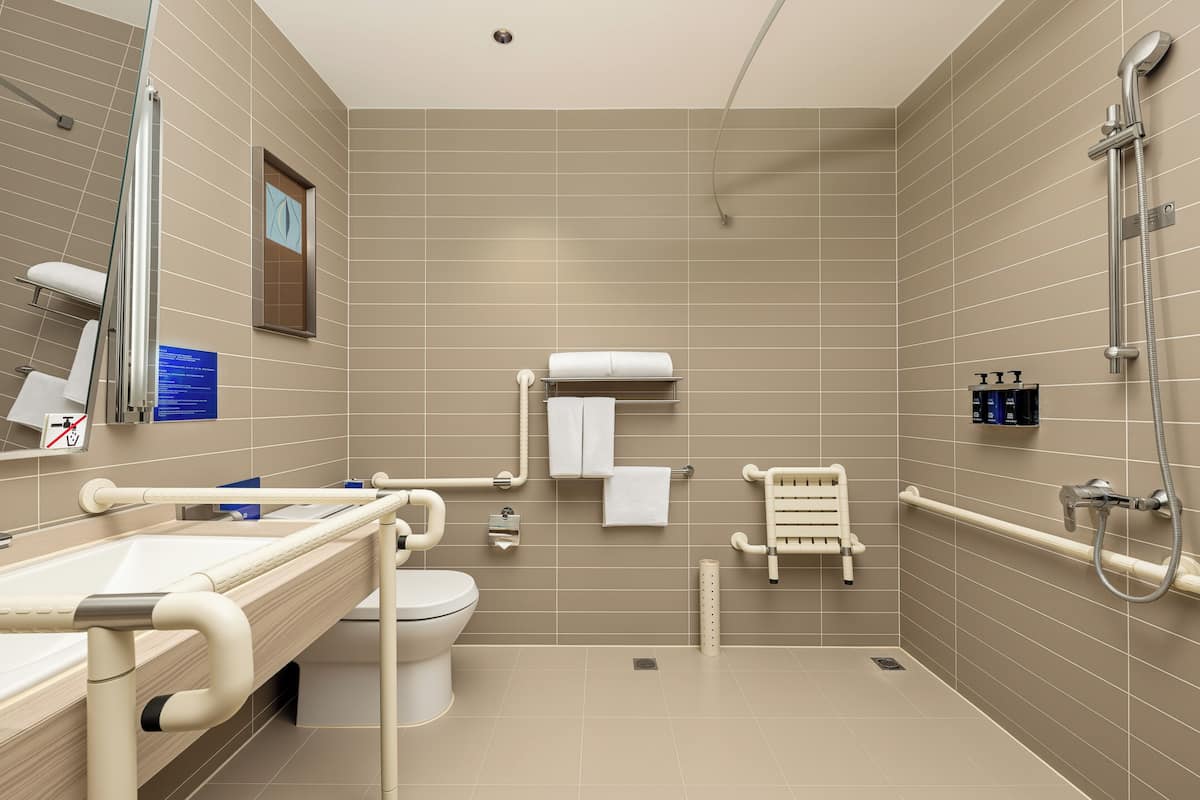 Habitación estándar, 1 cama de matrimonio | Baño | Cabezal de ducha tipo lluvia y artículos de higiene personal de diseño