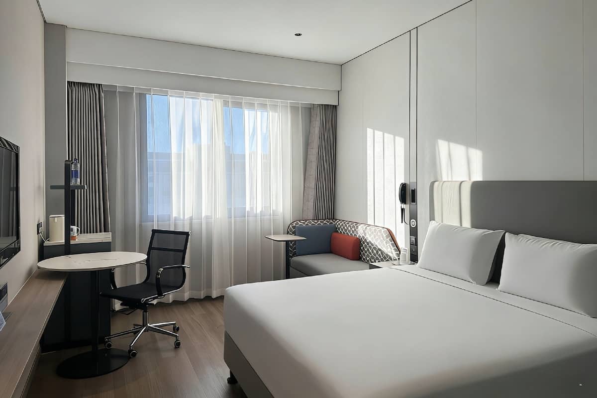 Chăn bông, két bảo mật tại phòng, bàn, màn/rèm cản sáng