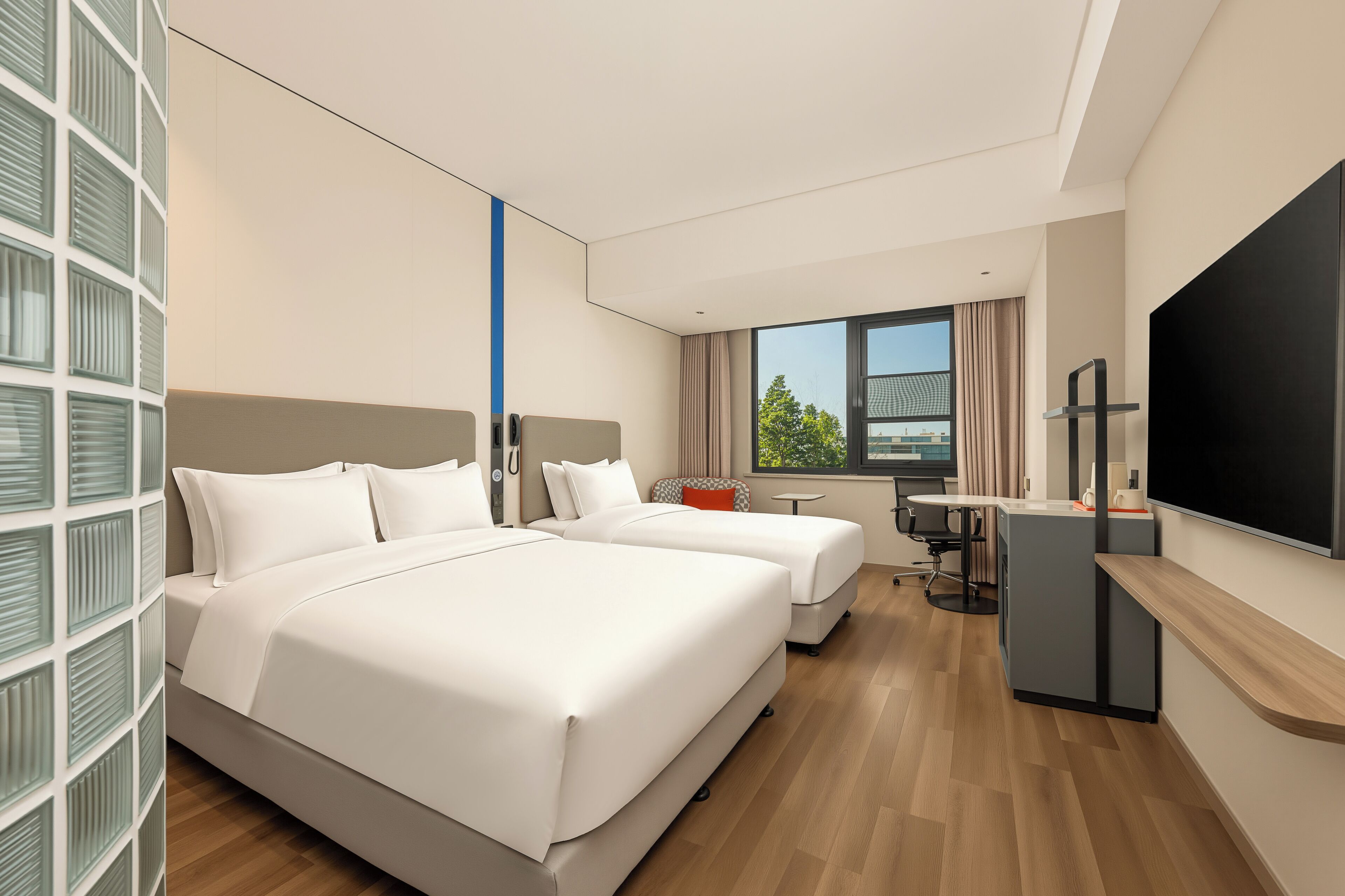 Standaard kamer, 2 queensize bedden (Air Purifier) | Donsdekens, een kluis op de kamer, een bureau, verduisterende gordijnen