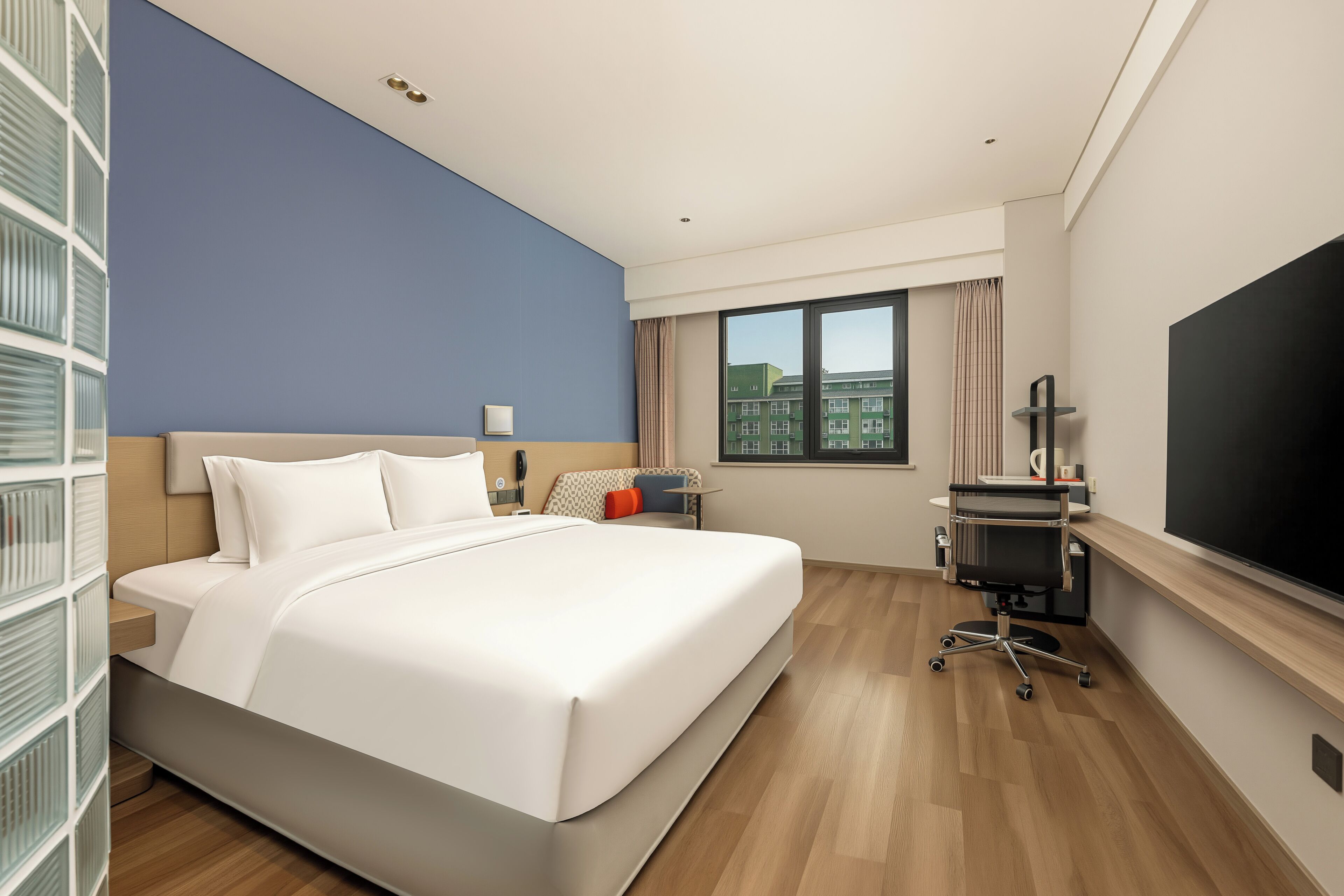 羽毛の掛け布団、セーフティボックス (室内)、デスク、遮光カーテン