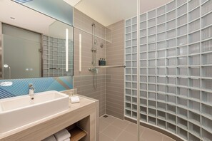 Brusehoved med spredningseffekt, designertoiletartikler, hårtørrer