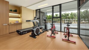 Ein modernes Fitnessstudio mit Cardiogeräten, Laufbändern und Ergometer.