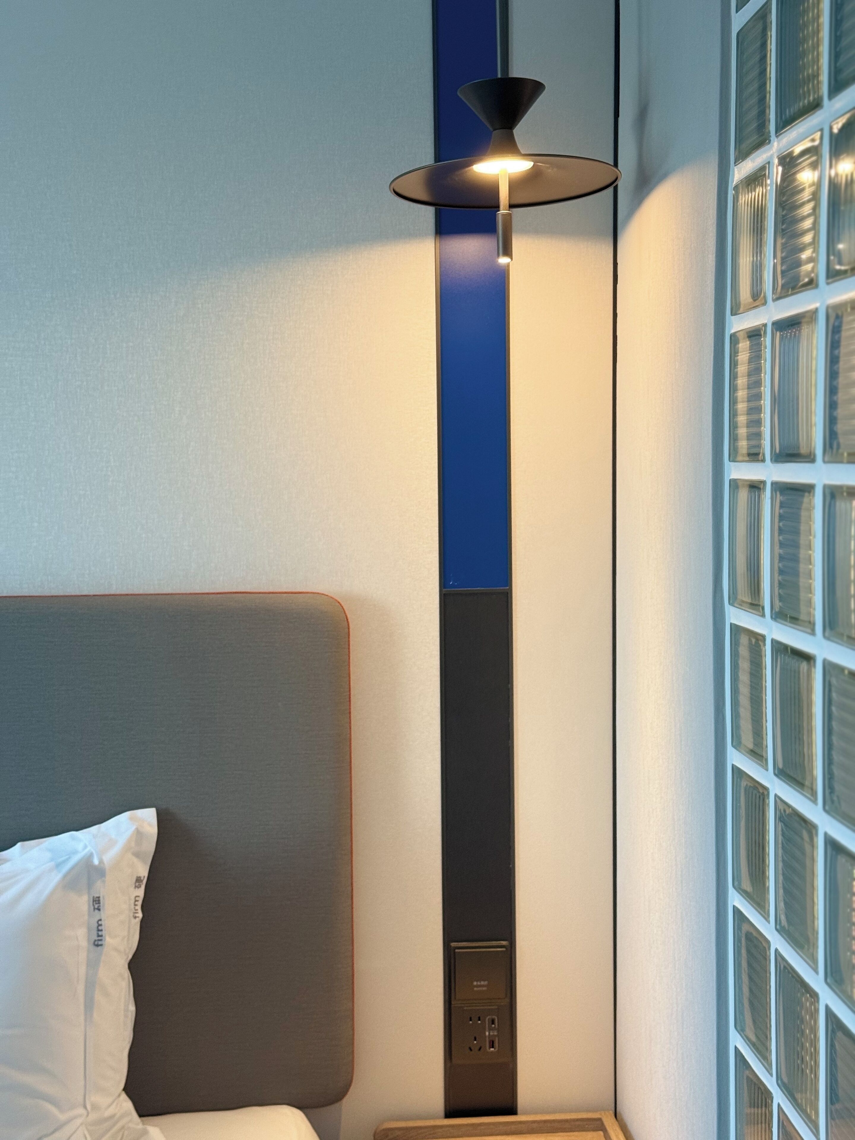 Donsdekens, een kluis op de kamer, een bureau, verduisterende gordijnen