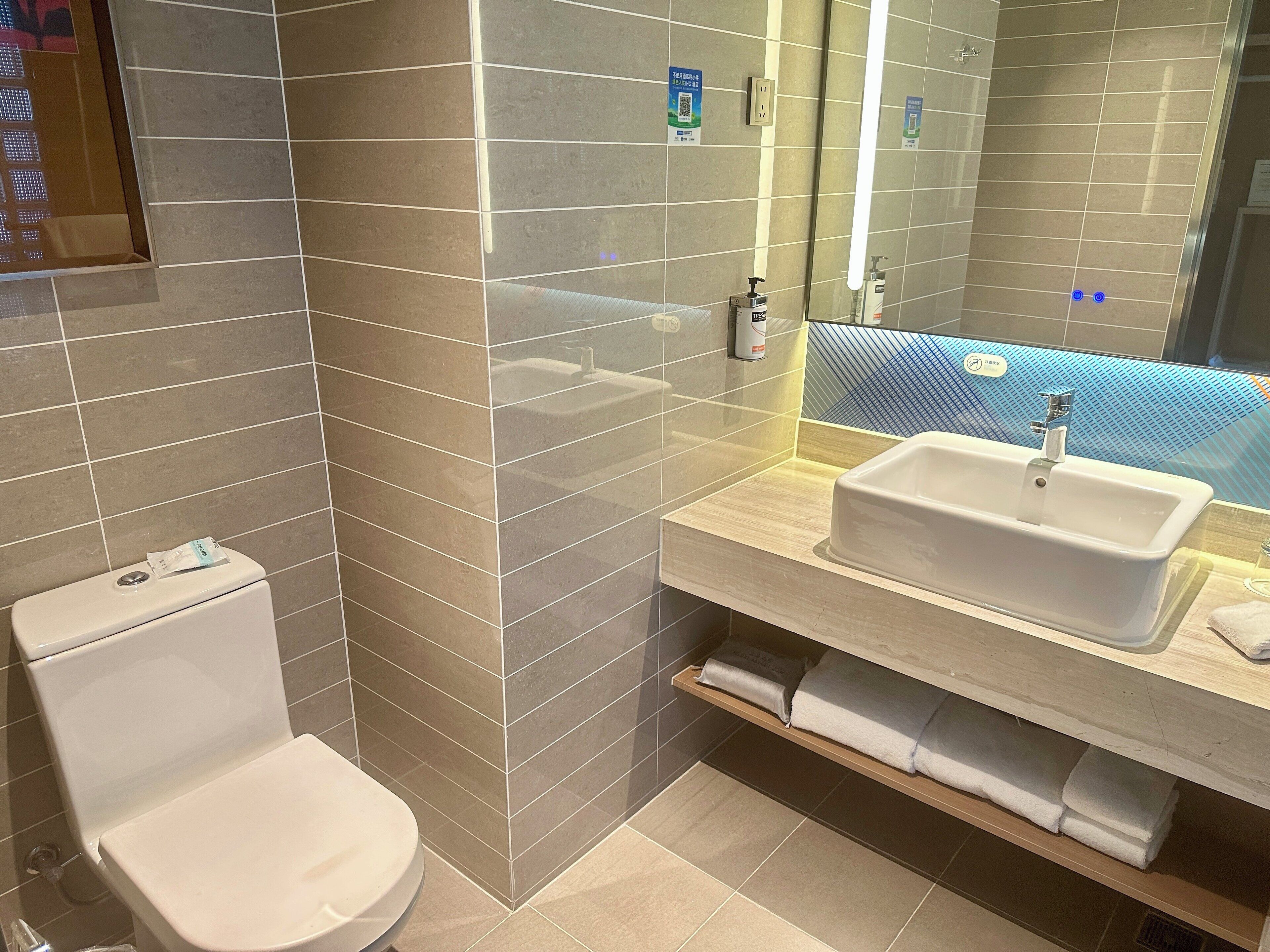 Down comforters, in-room safe, desk, blackout drapes